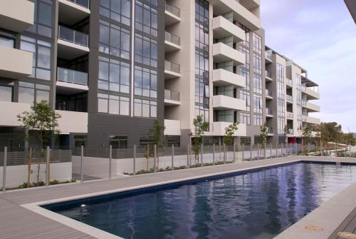 Modern 1 Bedroom apartment with Pool, Gym & Water Views near Ausztrál Sportintézmény