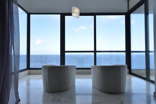 XL Seafront Home in Sliema, Birzebbuga