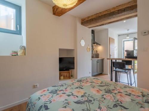 Charmant studio à 5 minutes de villefranche (Charmant studio a 5 minutes de villefranche) in 丹尼斯