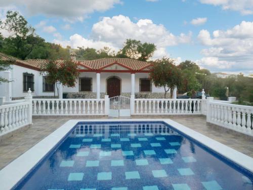 Charming chalet in Prado del Rey with private pool, Прадо-дель-Рей