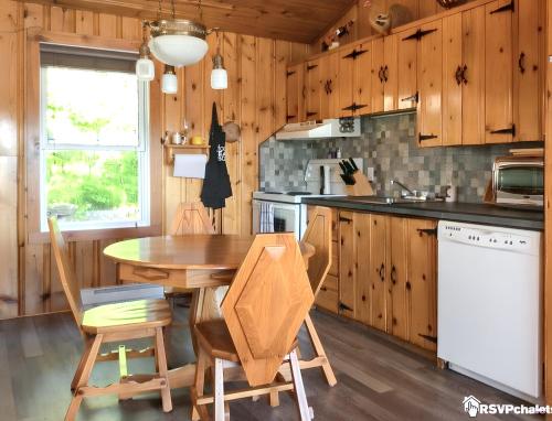 Iekārtas, Charming Chalet in Sainte-Thècle with Jacuzzi (Charming Chalet in Sainte-Thecle with Jacuzzi) in Senžendepila (QC)