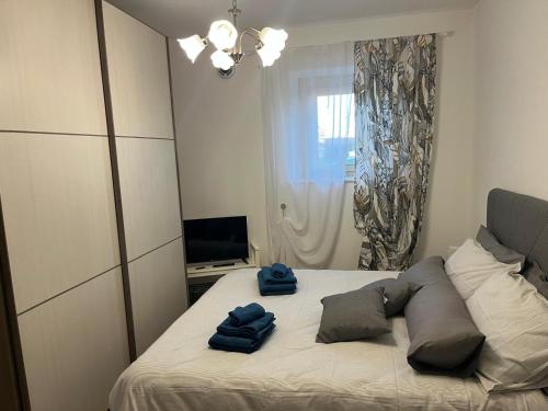 1 king bed, 1 double bed
