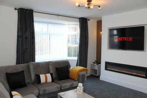 2 Bed Contractor House in St Helens - Free Parking - Wifi gîte à louer Rainford