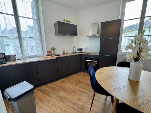 Kitchen, Centre ville terrasse et vue Chateau in Saumur Town Center