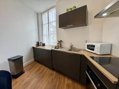 Kitchen, Centre ville terrasse et vue Chateau in Saumur Town Center