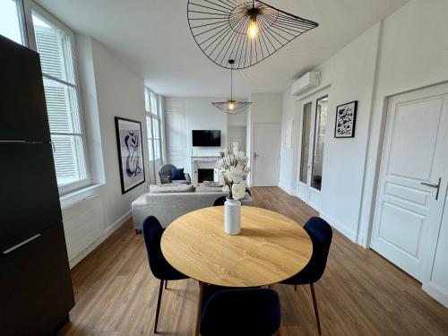 Facilities, Centre ville terrasse et vue Chateau in Saumur Town Center