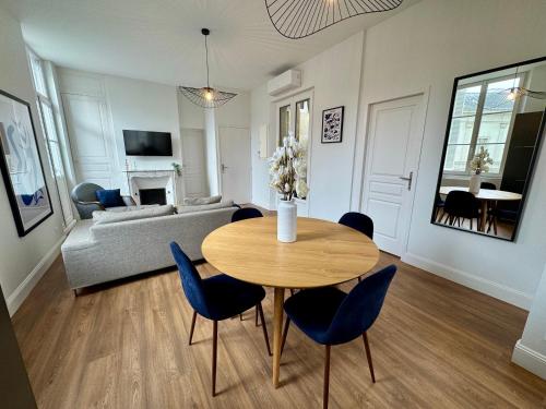 Facilities, Centre ville terrasse et vue Chateau in Saumur Town Center