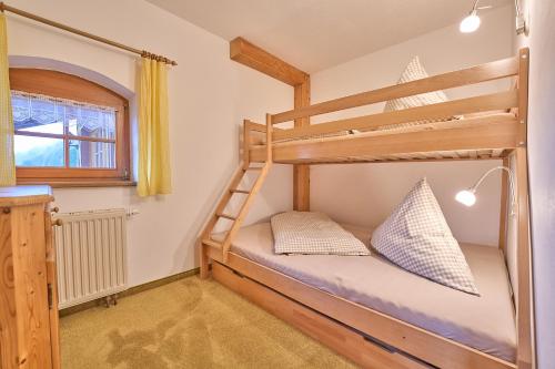 2 bedrooms, 4 beds