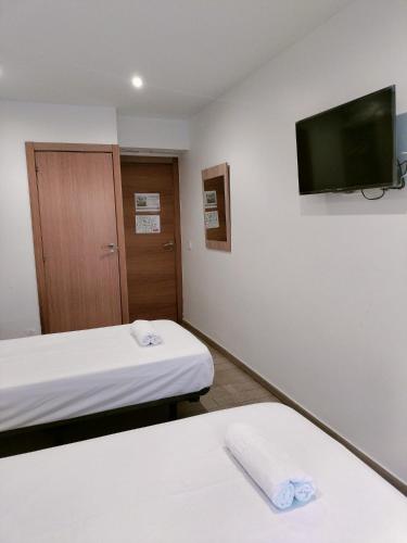 Double or Twin Room with Private Bathroom image 6