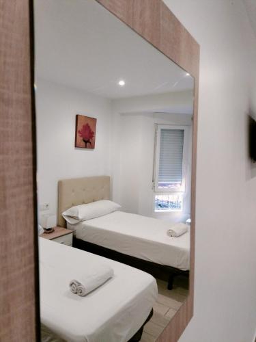 Double or Twin Room with Private Bathroom image 5