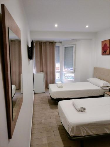 Double or Twin Room with Private Bathroom image 7