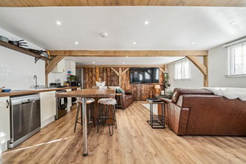 virtuve, Countryside Barn with Hot Tub in New Forest in Hordle