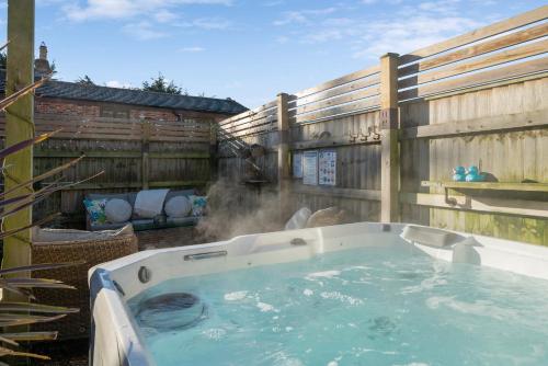 Apkārtne, Countryside Barn with Hot Tub in New Forest in Hordle