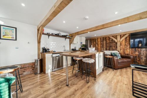 Iekārtas, Countryside Barn with Hot Tub in New Forest in Hordle