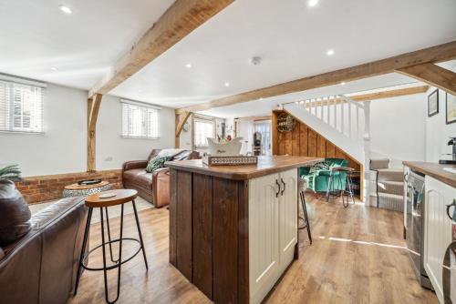 virtuve, Countryside Barn with Hot Tub in New Forest in Hordle