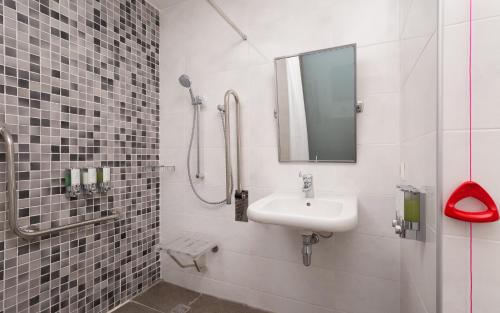 room detail thumbnail 1