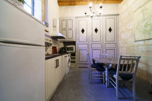 Maison de charme en Touraine avec jardin 4 p. in ลุยน์