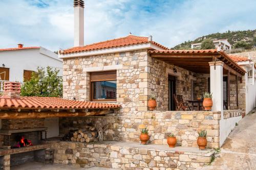 A szálláshely kívülről, Beachfront Stone House - Samos Seaview Retreat in Ormos Koumeikon