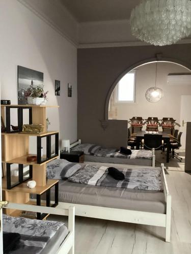 3 bedrooms, 11 beds