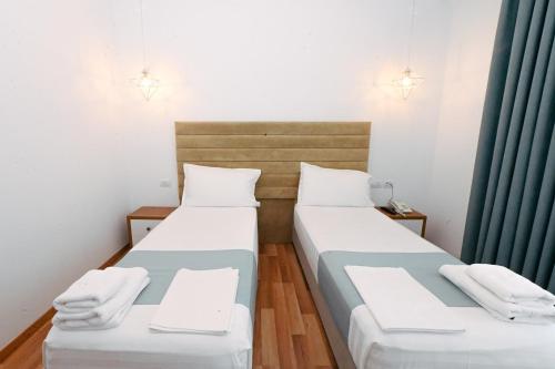 2 twin beds
