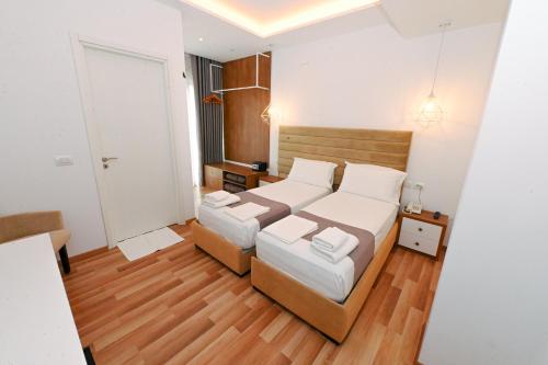 2 twin beds