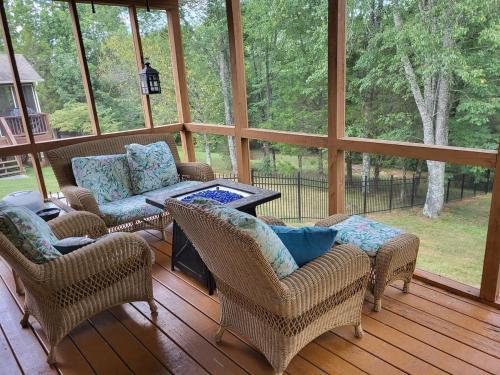 Beautiful 1 acre 4 bd 3 bath non-smoking home