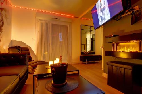 Istaba viesiem, Love Room - Balnéo - Insolite- Détente (Love Room - Balneo - Insolite- Detente) in Fonbozārda