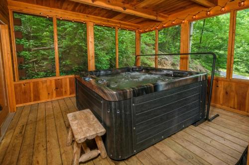 Pet friendly, secluded, nice hot tub-an adorable log cabin in a great location!