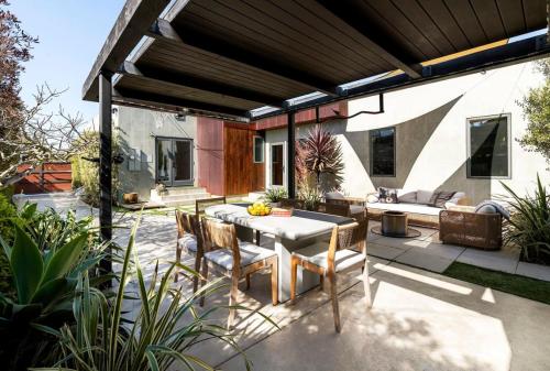 Sun-Drenched Spanish Manor Home in Mar Vista - image 4