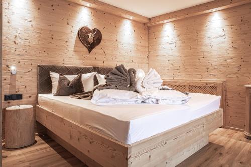 1 queen bed, 1 sofa bed