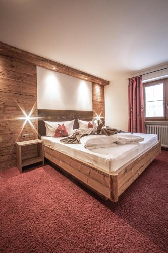 1 queen bed, 2 bunk beds