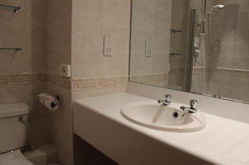 The Devil's Punchbowl Hotel - image 11