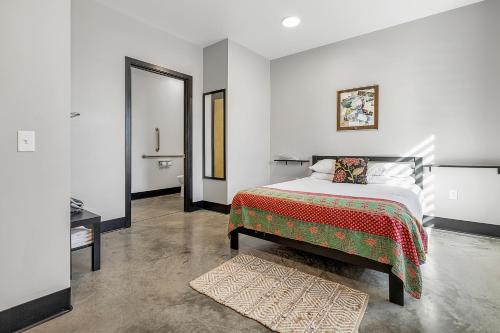 . Pet friendly first floor room near Purina Farms