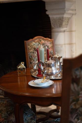 ห้องจัดเลี้ยง, Chateau des Archeveques au coeur d'un village  in มงบาซง