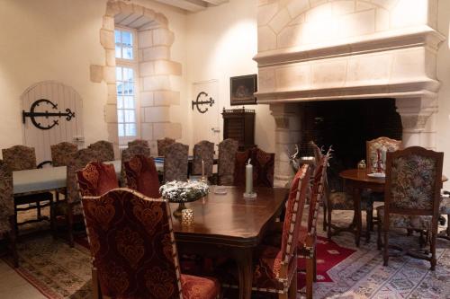 ห้องจัดเลี้ยง, Chateau des Archeveques au coeur d'un village  in มงบาซง