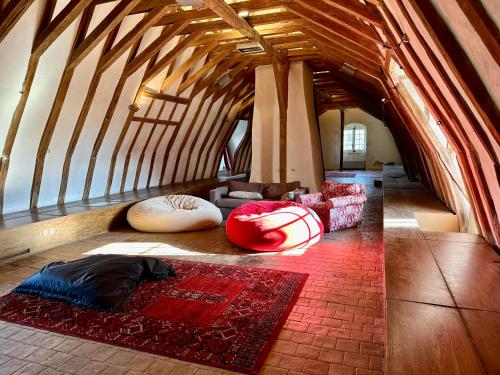 บริการและสิ่งอำนวยความสะดวก, Chateau des Archeveques au coeur d'un village  in มงบาซง