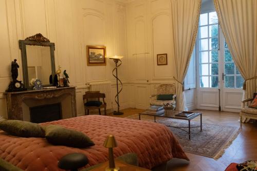 Chateau des Archeveques au coeur d'un village  in มงบาซง