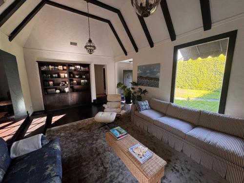 Beverly Grove Tudor Family Home, Los Angeles (fotografie 2)