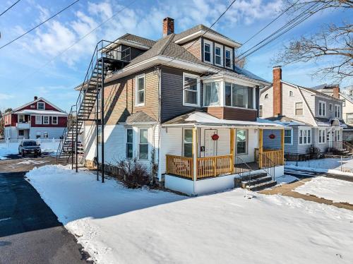 Welcome to Hat City Danbury, A Suburban Retreat in Danbury, USA