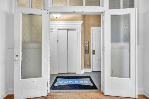 Penthouse Lofts on E 4th Private Rooftop Patio - image 4
