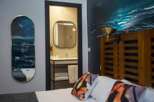 Interior Economy Twin Room image 4