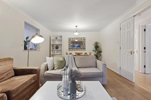 Parea Living - Quaint and Stylish Flat w Sunny Terrace, London (photo 5)
