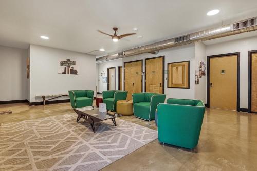 Jagatud salong / TV-ala, King suite with Jacuzzi West of St Louis in Pacific (MO)