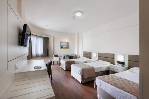 Triple Room with City View image 3