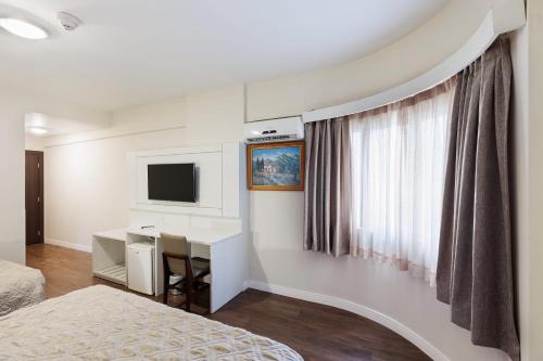 Deluxe Double Room with City View image 3