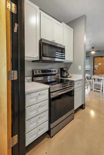 Yacht Two Staycation Suite Near Hidden Valley Ski in Pacific, USA