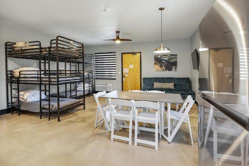 Yacht Two Staycation Suite Near Hidden Valley Ski in Pacific, USA