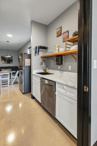 Group suite just off Route 66 - image 3
