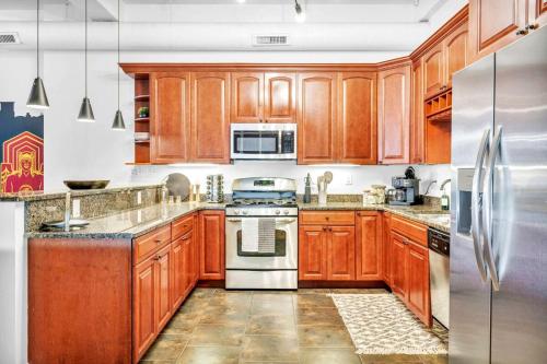 Lofts on E 4th WALK TO CAVS Sleeps 6 - image 2