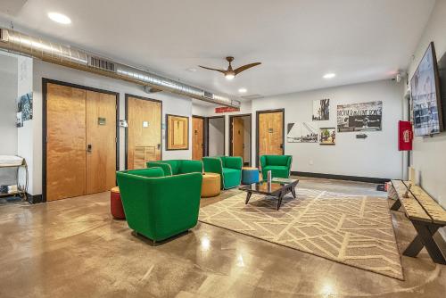 Jagatud salong / TV-ala, Pet friendly queen room for 2 in Pacific (MO)